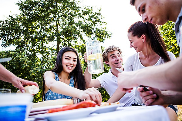 포토 JPG 주간 서양인 외국인 여자 남자 탁자 미소 들기 앉기 여러명 상반신 20대 성인 야외 앞모습 옆모습 친구 파티 레모네이드 즐거움 준비 설레임 성인만 국내포토 자연요소 감정 뷰포인트 가구 다수 관계 모션 표정 사람 인종 이벤트 청년 에이드 파일형식