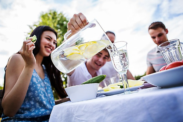 포토 JPG 주간 서양인 외국인 여자 남자 탁자 서기 미소 앉기 여러명 상반신 20대 성인 야외 친구 파티 레모네이드 즐거움 준비 설레임 성인만 국내포토 자연요소 감정 가구 다수 관계 모션 표정 사람 인종 이벤트 청년 에이드 파일형식