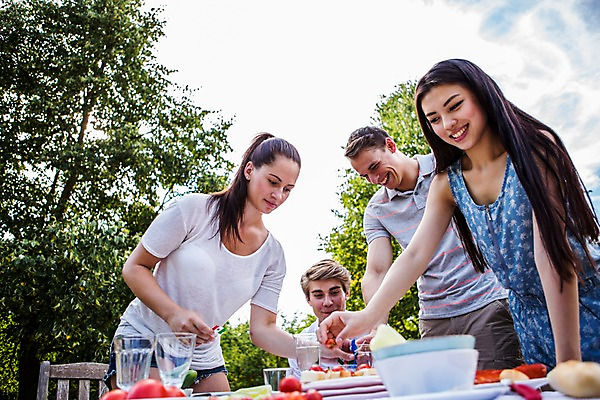 포토 JPG 주간 서양인 외국인 여자 남자 탁자 서기 미소 앉기 여러명 상반신 20대 성인 야외 친구 파티 즐거움 준비 설레임 성인만 국내포토 자연요소 감정 가구 다수 관계 모션 표정 사람 인종 이벤트 청년 파일형식