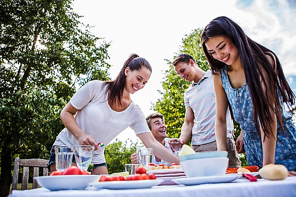 포토 JPG 주간 서양인 외국인 접시 여자 남자 방울토마토 탁자 서기 미소 앉기 여러명 20대 성인 야외 앞모습 친구 파티 즐거움 준비 설레임 성인만 국내포토 자연요소 식기 감정 뷰포인트 가구 다수 토마토 관계 모션 표정 사람 인종 이벤트 청년 파일형식