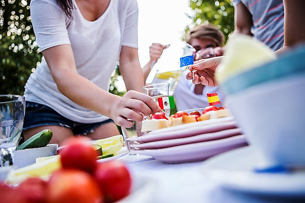 포토 JPG 주간 서양인 외국인 여자 남자 과일 탁자 들기 여러명 상반신 20대 성인 야외 앞모습 친구 파티 즐거움 준비 이쑤시개 설레임 성인만 국내포토 자연요소 감정 뷰포인트 가구 다수 관계 모션 사람 인종 이벤트 청년 파일형식