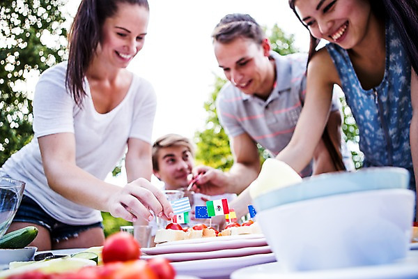 포토 JPG 주간 서양인 외국인 여자 남자 과일 탁자 서기 미소 앉기 여러명 상반신 20대 성인 야외 앞모습 친구 파티 즐거움 준비 이쑤시개 설레임 성인만 국내포토 자연요소 감정 뷰포인트 가구 다수 관계 모션 표정 사람 인종 이벤트 청년 파일형식