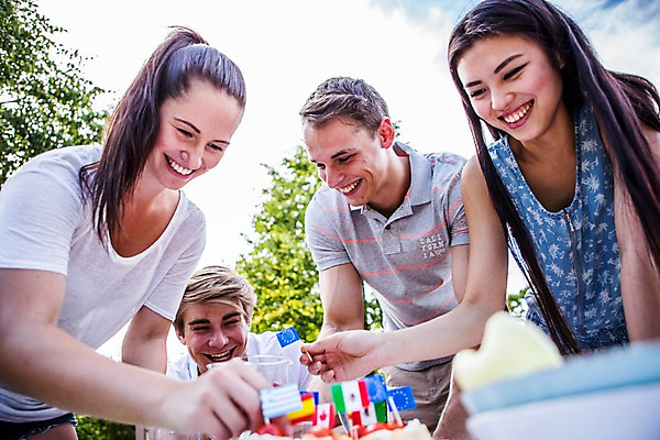 포토 JPG 주간 서양인 외국인 여자 남자 여러명 20대 성인 야외 친구 파티 즐거움 준비 설레임 성인만 국내포토 자연요소 감정 다수 관계 사람 인종 이벤트 청년 파일형식