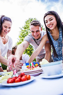 포토 JPG 주간 서양인 외국인 접시 여자 남자 방울토마토 탁자 서기 미소 앉기 여러명 상반신 20대 성인 야외 앞모습 친구 파티 즐거움 준비 설레임 이쑤시개장식 성인만 국내포토 자연요소 식기 감정 뷰포인트 가구 다수 토마토 관계 모션 표정 사람 인종 이벤트 청년 장식 이쑤시개 파일형식