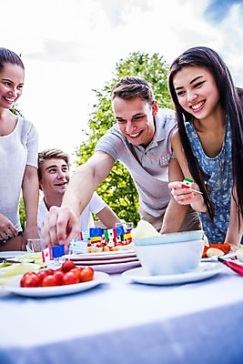 포토 JPG 주간 서양인 외국인 여자 남자 탁자 웃음 여러명 20대 성인 야외 친구 파티 즐거움 준비 설레임 성인만 국내포토 자연요소 감정 가구 다수 관계 표정 사람 인종 이벤트 청년 파일형식