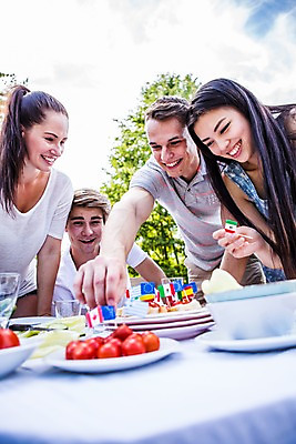 포토 JPG 주간 서양인 외국인 접시 여자 남자 방울토마토 탁자 서기 미소 앉기 여러명 상반신 20대 성인 야외 앞모습 친구 파티 즐거움 준비 설레임 이쑤시개장식 성인만 국내포토 자연요소 식기 감정 뷰포인트 가구 다수 토마토 관계 모션 표정 사람 인종 이벤트 청년 장식 이쑤시개 파일형식