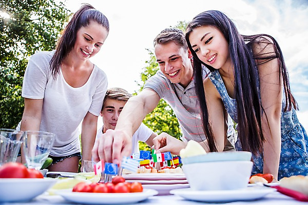 포토 JPG 주간 서양인 외국인 접시 여자 남자 방울토마토 탁자 서기 미소 앉기 여러명 상반신 20대 성인 야외 앞모습 친구 파티 즐거움 준비 설레임 이쑤시개장식 성인만 국내포토 자연요소 식기 감정 뷰포인트 가구 다수 토마토 관계 모션 표정 사람 인종 이벤트 청년 장식 이쑤시개 파일형식