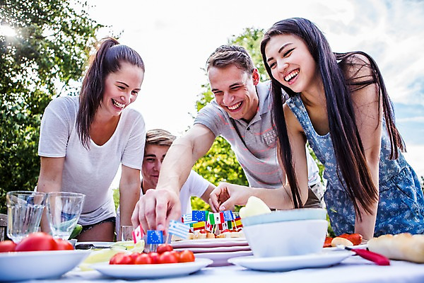 포토 JPG 주간 서양인 외국인 접시 여자 남자 방울토마토 탁자 서기 미소 앉기 여러명 상반신 20대 성인 야외 앞모습 친구 파티 즐거움 준비 설레임 이쑤시개장식 성인만 국내포토 자연요소 식기 감정 뷰포인트 가구 다수 토마토 관계 모션 표정 사람 인종 이벤트 청년 장식 이쑤시개 파일형식