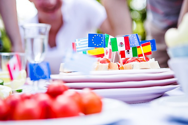 포토 JPG 주간 서양인 외국인 여자 남자 과일 여러명 20대 성인 야외 아웃포커스 파티 즐거움 준비 설레임 이쑤시개장식 성인만 국내포토 자연요소 감정 다수 촬영기법 사람 인종 이벤트 청년 장식 이쑤시개 파일형식