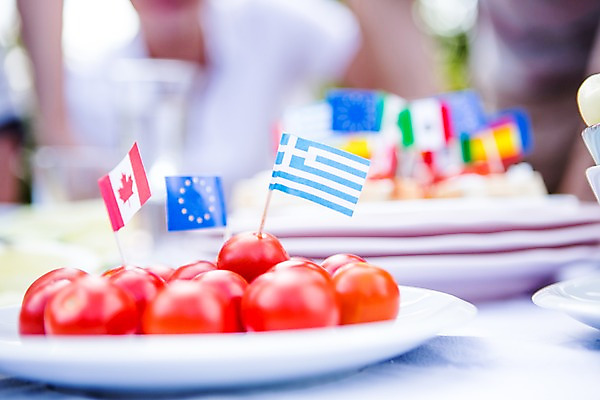 포토 JPG 주간 서양인 외국인 여자 남자 과일 여러명 20대 성인 야외 아웃포커스 파티 즐거움 준비 설레임 이쑤시개장식 성인만 국내포토 자연요소 감정 다수 촬영기법 사람 인종 이벤트 청년 장식 이쑤시개 파일형식