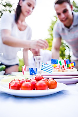 포토 JPG 주간 서양인 외국인 여자 남자 과일 서기 상반신 20대 성인 야외 두명 앞모습 친구 파티 즐거움 준비 설레임 이쑤시개장식 성인만 국내포토 자연요소 감정 뷰포인트 관계 모션 사람 인종 이벤트 청년 장식 이쑤시개 파일형식