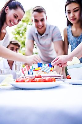 포토 JPG 주간 서양인 외국인 여자 남자 방울토마토 탁자 서기 들기 여러명 상반신 20대 성인 야외 앞모습 아웃포커스 친구 파티 즐거움 준비 설레임 이쑤시개장식 성인만 국내포토 자연요소 감정 뷰포인트 가구 다수 토마토 관계 모션 촬영기법 사람 인종 이벤트 청년 장식 이쑤시개 파일형식