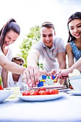 포토 JPG 주간 서양인 외국인 여자 남자 방울토마토 탁자 서기 미소 앉기 여러명 상반신 20대 성인 야외 앞모습 아웃포커스 친구 파티 즐거움 준비 설레임 이쑤시개장식 성인만 국내포토 자연요소 감정 뷰포인트 가구 다수 토마토 관계 모션 촬영기법 표정 사람 인종 이벤트 청년 장식 이쑤시개 파일형식