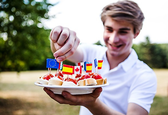 포토 JPG 주간 서양인 외국인 남자 음식 한명 서기 미소 들기 상반신 20대 성인 야외 앞모습 파티 즐거움 준비 설레임 이쑤시개장식 성인남자만 성인만 국내포토 자연요소 1 감정 뷰포인트 모션 표정 사람 인종 이벤트 청년 장식 이쑤시개 남자만 파일형식