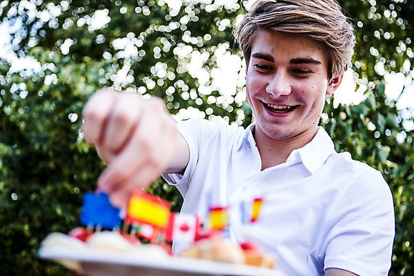 포토 JPG 주간 서양인 외국인 남자 음식 한명 서기 미소 들기 상반신 20대 성인 야외 앞모습 파티 즐거움 준비 설레임 이쑤시개장식 성인남자만 성인만 국내포토 자연요소 1 감정 뷰포인트 모션 표정 사람 인종 이벤트 청년 장식 이쑤시개 남자만 파일형식