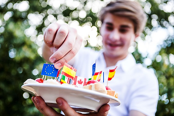 포토 JPG 주간 서양인 외국인 남자 음식 한명 서기 미소 들기 상반신 20대 성인 야외 앞모습 파티 즐거움 준비 설레임 이쑤시개장식 성인남자만 성인만 국내포토 자연요소 1 감정 뷰포인트 모션 표정 사람 인종 이벤트 청년 장식 이쑤시개 남자만 파일형식