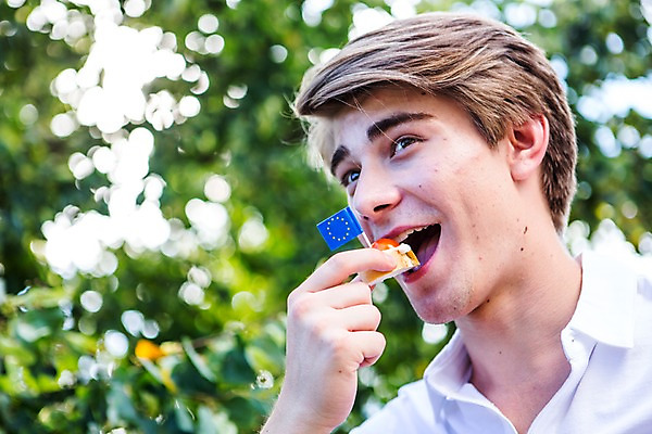 포토 JPG 주간 서양인 외국인 남자 음식 한명 서기 미소 들기 상반신 20대 성인 야외 앞모습 파티 먹기 즐거움 준비 설레임 성인남자만 성인만 국내포토 자연요소 1 감정 뷰포인트 모션 표정 사람 인종 이벤트 청년 남자만 파일형식