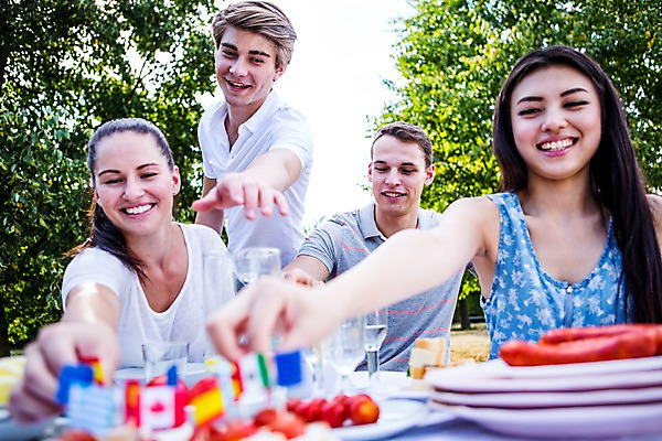 포토 JPG 주간 서양인 외국인 그릇 여자 남자 음식 탁자 서기 미소 앉기 여러명 상반신 20대 성인 야외 앞모습 친구 파티 즐거움 준비 설레임 이쑤시개장식 성인만 국내포토 자연요소 식기 감정 뷰포인트 가구 다수 관계 모션 표정 사람 인종 이벤트 청년 장식 이쑤시개 파일형식