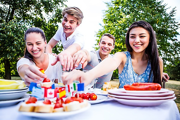 포토 JPG 주간 서양인 외국인 그릇 여자 남자 음식 탁자 서기 미소 앉기 여러명 상반신 20대 성인 야외 앞모습 친구 파티 즐거움 준비 설레임 이쑤시개장식 성인만 국내포토 자연요소 식기 감정 뷰포인트 가구 다수 관계 모션 표정 사람 인종 이벤트 청년 장식 이쑤시개 파일형식
