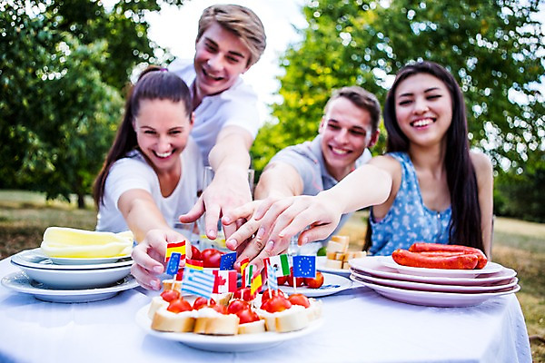 포토 JPG 주간 서양인 외국인 그릇 여자 남자 음식 탁자 서기 미소 앉기 여러명 상반신 20대 성인 야외 앞모습 친구 파티 즐거움 준비 설레임 이쑤시개장식 성인만 국내포토 자연요소 식기 감정 뷰포인트 가구 다수 관계 모션 표정 사람 인종 이벤트 청년 장식 이쑤시개 파일형식