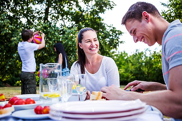 포토 JPG 주간 서양인 외국인 여자 남자 서기 미소 앉기 여러명 상반신 20대 성인 야외 앞모습 장식 친구 파티 즐거움 준비 설레임 성인만 국내포토 자연요소 감정 뷰포인트 다수 관계 모션 표정 사람 인종 이벤트 청년 파일형식
