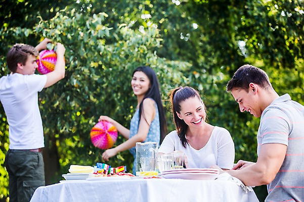 포토 JPG 주간 서양인 외국인 여자 남자 서기 미소 들기 앉기 여러명 상반신 20대 성인 야외 앞모습 옆모습 장식 친구 파티 즐거움 준비 설레임 꾸미기 성인만 국내포토 자연요소 감정 뷰포인트 다수 관계 모션 표정 사람 인종 이벤트 청년 파일형식