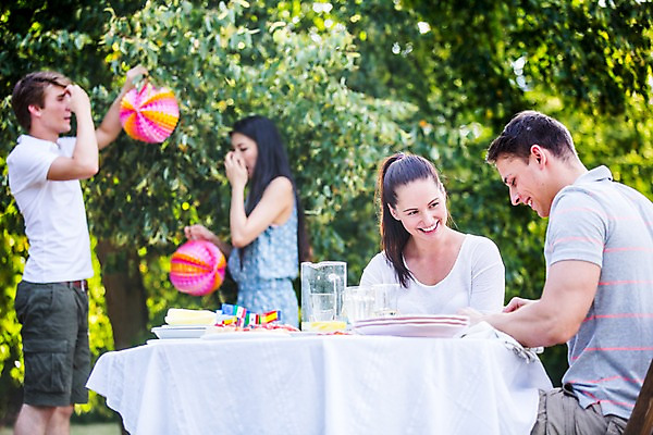 포토 JPG 주간 서양인 외국인 여자 남자 서기 미소 들기 앉기 여러명 상반신 20대 성인 야외 앞모습 옆모습 장식 친구 파티 즐거움 준비 설레임 꾸미기 성인만 국내포토 자연요소 감정 뷰포인트 다수 관계 모션 표정 사람 인종 이벤트 청년 파일형식