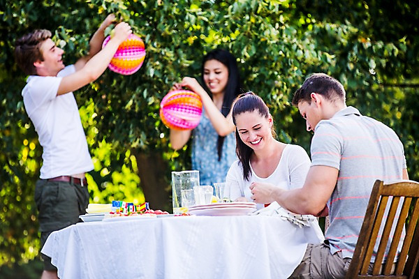 포토 JPG 주간 서양인 외국인 여자 남자 서기 미소 들기 앉기 여러명 상반신 20대 성인 야외 앞모습 옆모습 장식 친구 파티 즐거움 준비 설레임 꾸미기 성인만 국내포토 자연요소 감정 뷰포인트 다수 관계 모션 표정 사람 인종 이벤트 청년 파일형식