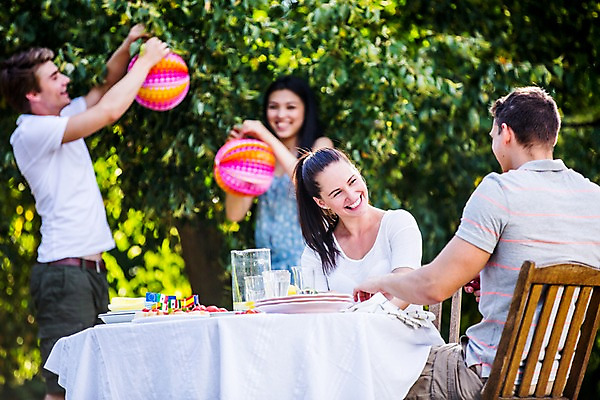 포토 JPG 주간 서양인 외국인 여자 남자 서기 미소 들기 앉기 여러명 상반신 20대 성인 야외 앞모습 옆모습 장식 친구 파티 즐거움 준비 설레임 꾸미기 성인만 국내포토 자연요소 감정 뷰포인트 다수 관계 모션 표정 사람 인종 이벤트 청년 파일형식