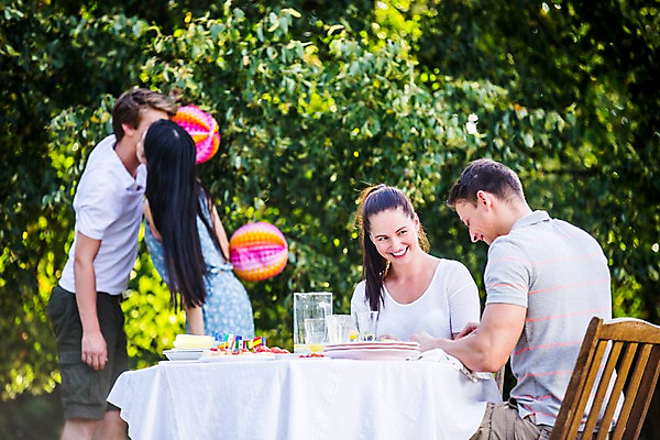 포토 JPG 주간 서양인 외국인 커플 여자 남자 키스 서기 미소 들기 앉기 여러명 상반신 20대 성인 야외 앞모습 옆모습 장식 친구 파티 즐거움 준비 설레임 꾸미기 성인만 국내포토 자연요소 감정 뷰포인트 다수 관계 모션 표정 사람 인종 이벤트 청년 애정표현 파일형식