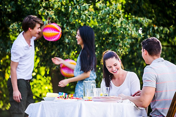 포토 JPG 주간 서양인 외국인 여자 남자 서기 미소 들기 앉기 여러명 상반신 20대 성인 야외 앞모습 옆모습 장식 친구 파티 즐거움 준비 설레임 꾸미기 성인만 국내포토 자연요소 감정 뷰포인트 다수 관계 모션 표정 사람 인종 이벤트 청년 파일형식