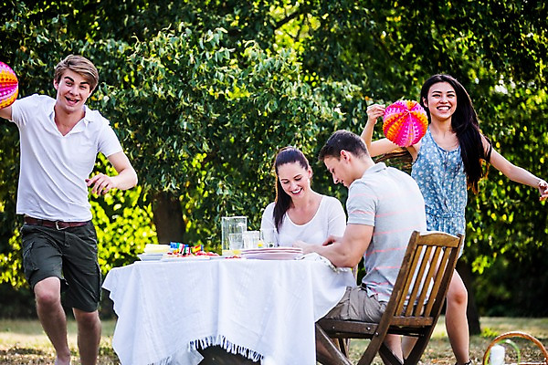 포토 JPG 주간 서양인 외국인 여자 남자 서기 미소 들기 앉기 여러명 상반신 20대 성인 야외 앞모습 옆모습 장식 친구 달리기 파티 즐거움 준비 설레임 꾸미기 성인만 국내포토 자연요소 감정 뷰포인트 다수 관계 모션 표정 사람 인종 이벤트 청년 파일형식