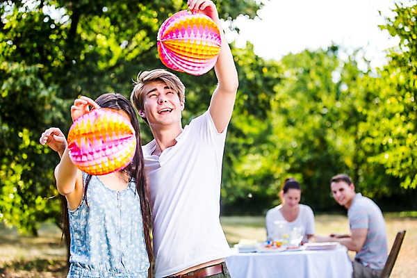 포토 JPG 주간 서양인 외국인 여자 남자 서기 들기 앉기 여러명 상반신 20대 성인 야외 앞모습 장식 친구 파티 즐거움 준비 설레임 성인만 국내포토 자연요소 감정 뷰포인트 다수 관계 모션 사람 인종 이벤트 청년 파일형식