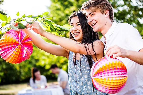 포토 JPG 주간 서양인 외국인 여자 남자 서기 미소 여러명 상반신 20대 성인 야외 앞모습 장식 친구 파티 즐거움 준비 설레임 꾸미기 성인만 국내포토 자연요소 감정 뷰포인트 다수 관계 모션 표정 사람 인종 이벤트 청년 파일형식
