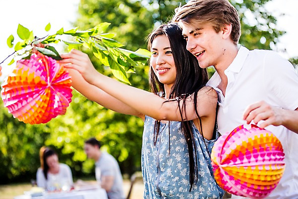 포토 JPG 주간 서양인 외국인 여자 남자 미소 들기 여러명 상반신 20대 성인 야외 앞모습 장식 친구 파티 즐거움 준비 설레임 꾸미기 성인만 국내포토 자연요소 감정 뷰포인트 다수 관계 모션 표정 사람 인종 이벤트 청년 파일형식
