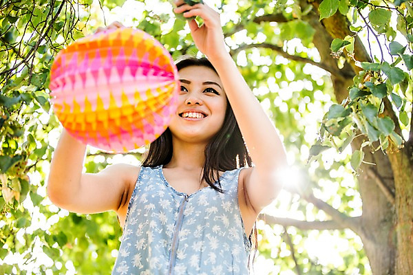 포토 JPG 주간 서양인 외국인 여자 한명 미소 들기 상반신 20대 성인 야외 장식 햇빛 파티 즐거움 준비 설레임 꾸미기 성인만 국내포토 자연요소 1 감정 모션 표정 사람 인종 이벤트 청년 태양 파일형식