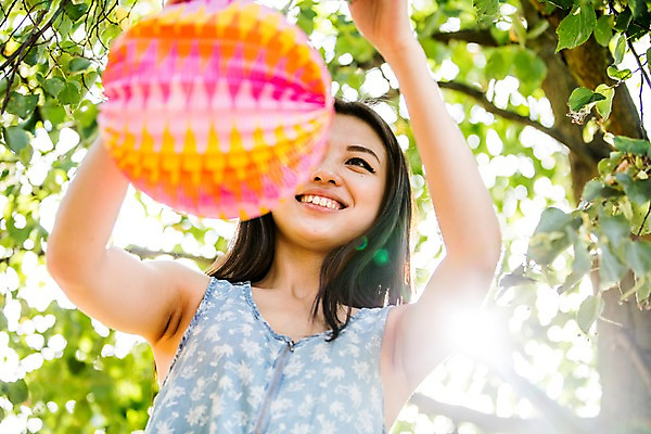 포토 JPG 주간 서양인 외국인 여자 한명 미소 들기 상반신 20대 성인 야외 장식 햇빛 파티 즐거움 준비 설레임 꾸미기 성인만 국내포토 자연요소 1 감정 모션 표정 사람 인종 이벤트 청년 태양 파일형식