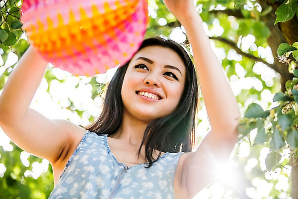 포토 JPG 주간 서양인 외국인 여자 한명 미소 들기 상반신 20대 성인 야외 장식 햇빛 파티 즐거움 준비 설레임 꾸미기 성인만 국내포토 자연요소 1 감정 모션 표정 사람 인종 이벤트 청년 태양 파일형식