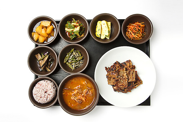 포토 JPG 스튜디오촬영 접시 한식 반찬 쟁반 실내 사람없음 하이앵글 국그릇 오브젝트 갈비 밥그릇 한정식 계란말이 육개장 갈비구이 감자조림 겉절이 장조림 멸치볶음 잡곡밥 플랫레이 국내포토 그릇 식기 음식 뷰포인트 밥 김치 육류 내부 플랫 계란요리 구이 볶음 국 정식 조림 파일형식