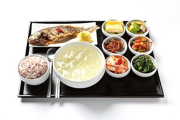 포토 JPG 스튜디오촬영 접시 한식 음식 반찬 쟁반 실내 사람없음 국그릇 오브젝트 국 나물 배추김치 밥그릇 한정식 계란말이 굴비정식 잡곡밥 국내포토 그릇 식기 채소 밥 김치 내부 계란요리 정식 파일형식