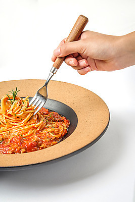 포토 JPG 스튜디오촬영 그릇 손 음식 포크 파스타 서양음식 실내 스파게티 한명 사람 신체부위 오브젝트 미트소스스파게티 국내포토 1 식기 내부 파일형식