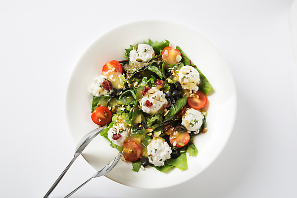 포토 JPG 스튜디오촬영 그릇 음식 서양음식 실내 사람없음 샐러드 오브젝트 주방용집게 리코타치즈샐러드 리코타치즈 국내포토 식기 치즈 집게 내부 파일형식