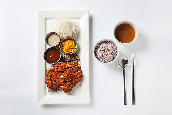 포토 JPG 스튜디오촬영 접시 음식 젓가락 실내 사람없음 하이앵글 숟가락 국그릇 소스 오브젝트 국 단무지 밥그릇 로스까스 수저받침대 잡곡밥 일본음식 플랫레이 국내포토 그릇 식기 뷰포인트 밥 수저 내부 양념 플랫 커틀릿 받침대 파일형식