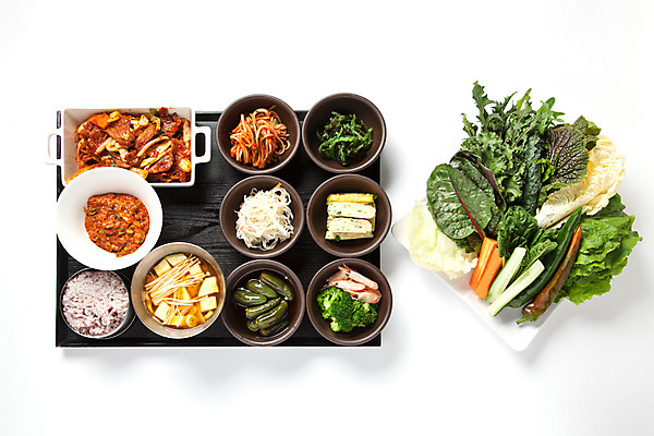 포토 JPG 스튜디오촬영 접시 한식 음식 반찬 쟁반 실내 사람없음 하이앵글 국그릇 브로콜리 오브젝트 흰배경 국 밥그릇 한정식 계란말이 무생채 쌈채소 잡곡밥 제육볶음 제육쌈밥 플랫레이 국내포토 그릇 식기 뷰포인트 백그라운드 채소 밥 내부 흰색 플랫 계란요리 정식 쌈밥 파일형식