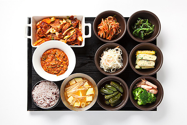 포토 JPG 스튜디오촬영 접시 한식 반찬 쟁반 실내 사람없음 하이앵글 국그릇 브로콜리 오브젝트 흰배경 국 밥그릇 한정식 무생채 잡곡밥 제육볶음 제육쌈밥 플랫레이 국내포토 그릇 식기 음식 뷰포인트 백그라운드 채소 밥 내부 흰색 플랫 정식 쌈밥 파일형식