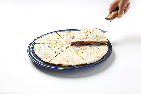 포토 JPG 스튜디오촬영 접시 손 음식 서양음식 실내 한명 사람 신체부위 오브젝트 케사디야 치킨케사디야 국내포토 1 식기 내부 파일형식