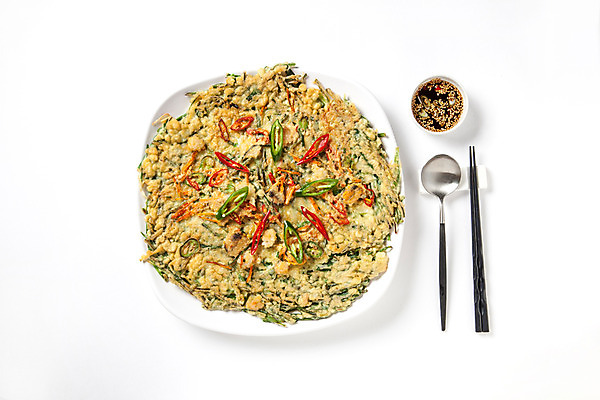 포토 JPG 스튜디오촬영 접시 한식 음식 젓가락 실내 사람없음 하이앵글 숟가락 오브젝트 간장 부추전 수저받침대 땡초부추전 플랫레이 국내포토 식기 뷰포인트 수저 내부 양념 플랫 받침대 부침개 파일형식