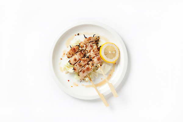 포토 JPG 스튜디오촬영 접시 음식 실내 사람없음 하이앵글 꼬치 안주 오브젝트 팽이버섯 베이컨꼬치 국내포토 식기 뷰포인트 내부 버섯 파일형식