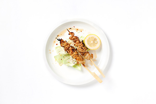 포토 JPG 스튜디오촬영 접시 음식 실내 사람없음 하이앵글 꼬치 안주 오브젝트 닭꼬치 닭껍질 국내포토 식기 뷰포인트 내부 닭고기 껍질 닭 파일형식