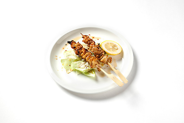 포토 JPG 스튜디오촬영 접시 음식 실내 사람없음 꼬치 안주 오브젝트 닭꼬치 닭껍질 국내포토 식기 내부 닭고기 껍질 닭 파일형식